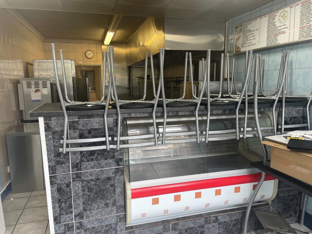 Lot: 151 - FREEHOLD VACANT TAKEAWAY UNIT - Front counter with seating